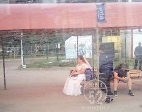 Еще одну невесту заметили на нижегородской остановке